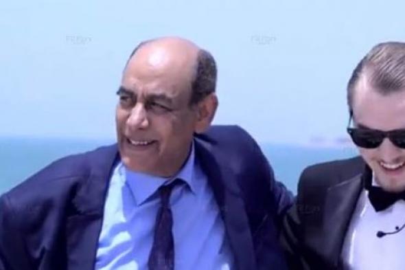 بالفيديو- أحمد بدير يعتقد أن ليوناردو دي كابريو شارك "رامز واكل الجو" في المقلب!