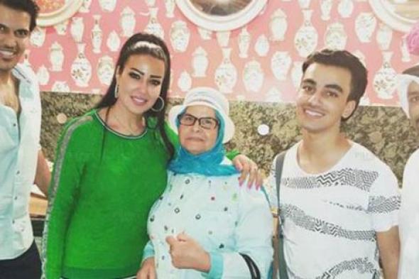 صورة- سمية الخشاب تصطحب والدتها خلال تكريمها بمهرجان "المميزون" في الكويت