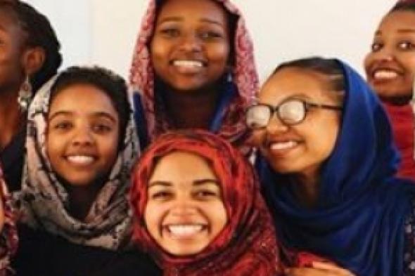 فتيات سودانيات يطلقن حملة " بشرتي لونها ذهبي "