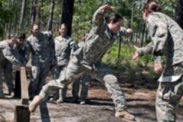 ثلاث اميركيات يقتربن من إنجاز تدريب عسكري للنخبة في الجيش
