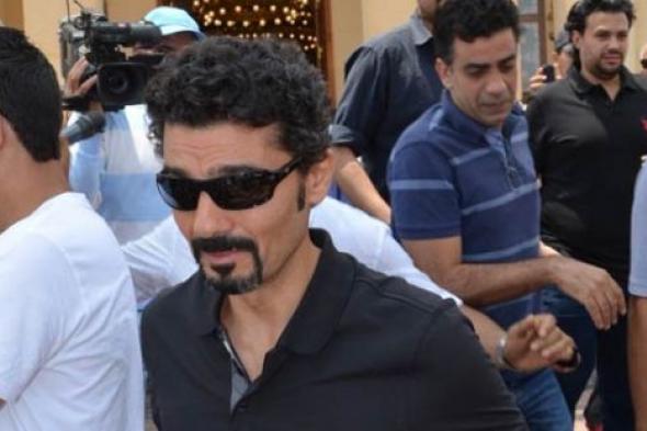 رغم تصريحات الراحل المسيئة بحقه.. خالد النبوي بين صفوف المصليين على روح عمر الشريف