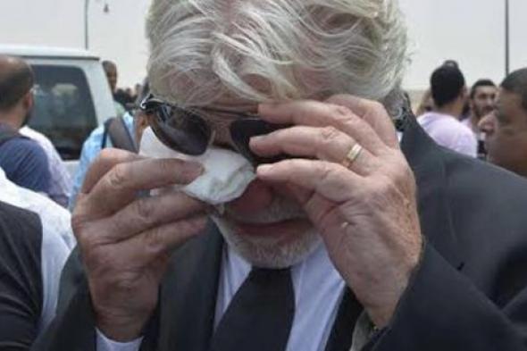 صورة- حسين فهمي يبكي في وداع عمر الشريف