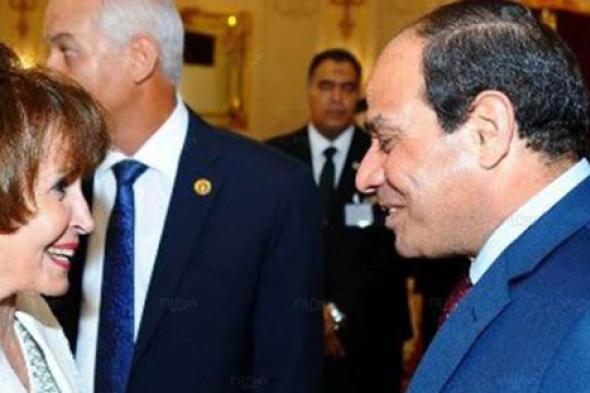 صورة- السيسي يترك منصته لتحية سميرة أحمد
