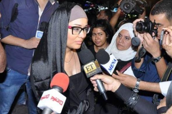 صورة- حجاب راندا البحيري يلفت الأنظار في عزاء ميرنا المهندس