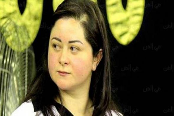 صورة- مي نور الشريف ترتدي الأبيض وتتلقى عزاء والدها بسرادق الرجال