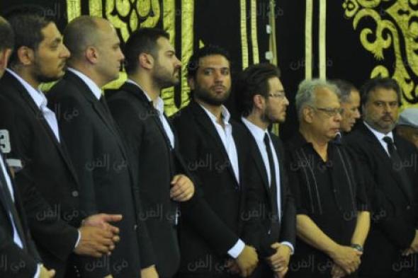 أبناء "الدالي" يشاركون مي نور الشريف في تلقي العزاء بوالدها