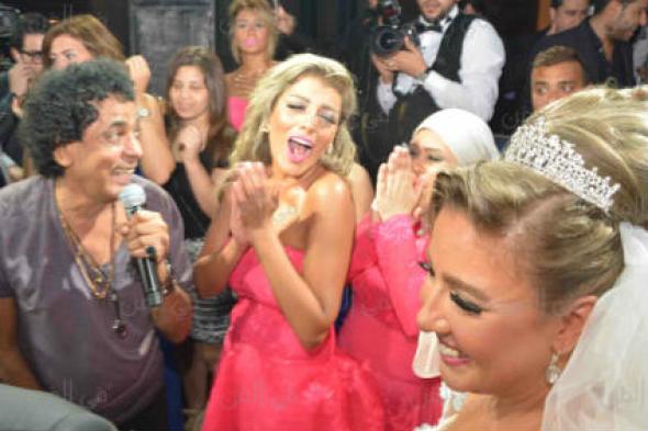 محمد حماقي يترك المسرح لمنير في حفل زفاف مي كساب وأوكا