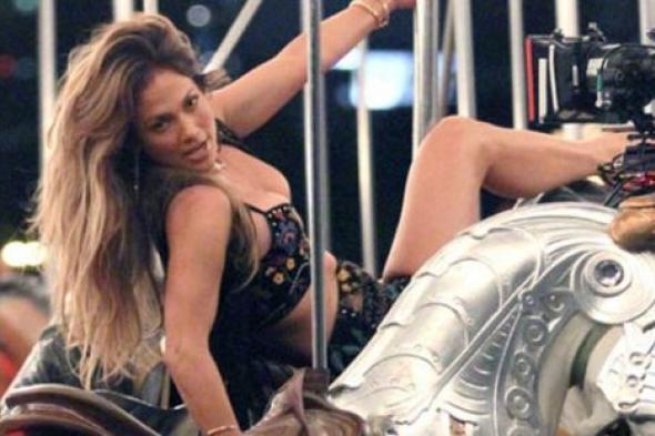 بالصور- جينيفر لوبيز ترقص بإثارة في مدينة ملاهي