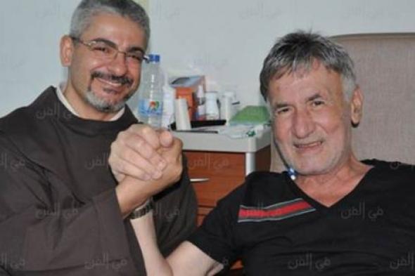 بالصور- عزت أبو عوف في أول ظهور بعد إجرائه لعملية القلب المفتوح