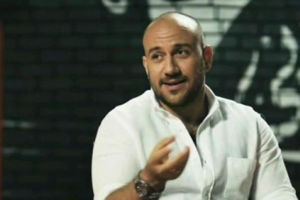 أحمد مكي على مقعد المذيع للمرة الأولى