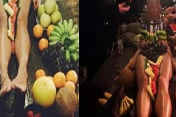حانة تعرض الفواكه على أجساد نساء عاريات