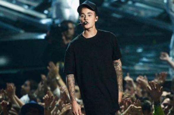 بالفيديو- جستن بيبر ينهار باكيا في حفل MTV VMA 2015