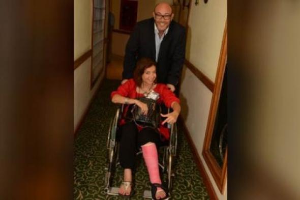 بالصور- منال سلامة على كرسي متحرك في مهرجان الإسكندرية السينمائية الـ 31