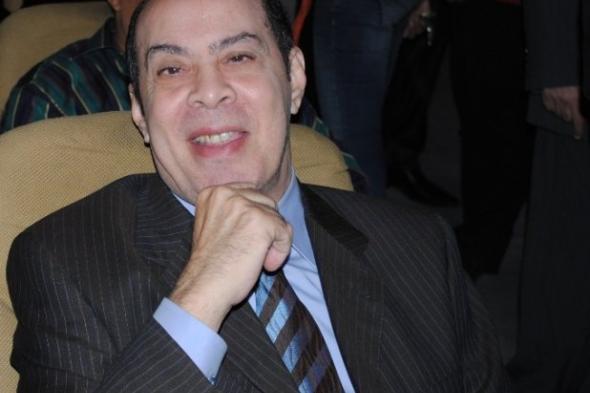 محمد صبحي يُكرم المنتصر بالله في ختام مهرجان "آفاق مسرحية"