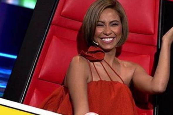 شيرين تحتضن المتسابقة هدير يوسف على مسرح The Voice لأنها تذكرها بهذه المطربة