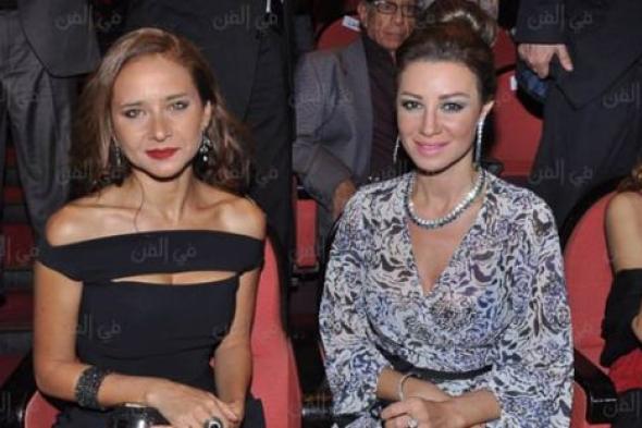 #شرطة_الموضة: أروى جودة بإطلالة تزيد من عمرها في "ختام مهرجان القومي للسينما"