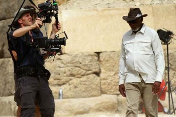 بالفيديو- لقطات حصرية من كواليس فيلم مورجان فريمان الوثائقي في الأهرامات