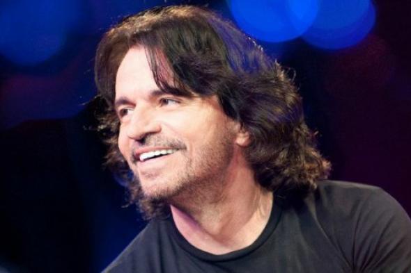 وصول "ياني" إلى القاهرة استعدادًا لحفليه تحت سفح الأهرامات