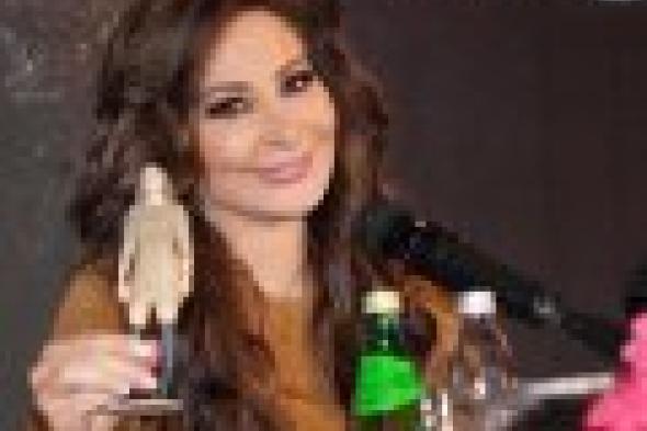 بالصور: إليسا تجدد تعاقدها مع شركة روتانا في حفل استثنائي