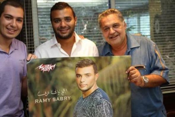 بالصور- رامي صبري يتسلم أول نسخة من ألبومه "أجمل ليالي عمري"