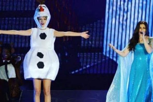 الصور- تايلور سويفت تغني Let It Go متنكرة في زي رجل الثلج "أولف"