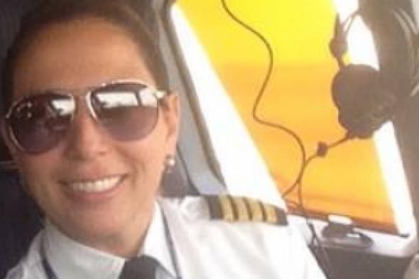 وكالة أخبار المرأة تحلق فوق السحاب مع الكابتن طيران بارثا بارون من كولومبيا