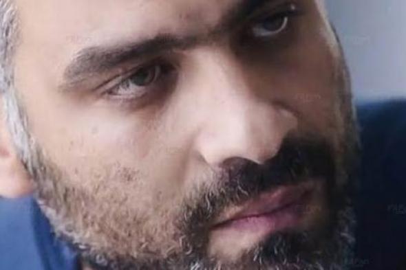 هاني عادل يشرح معنى "التاتو" الجديد الذي زين ذراعه