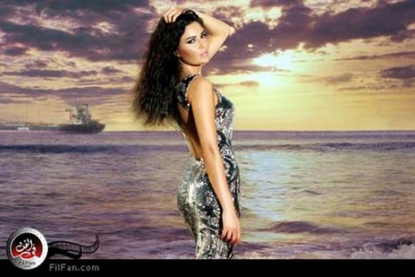 بالصور- إطلالة سميرة سعيد في "عايزة أعيش" مقتبسة