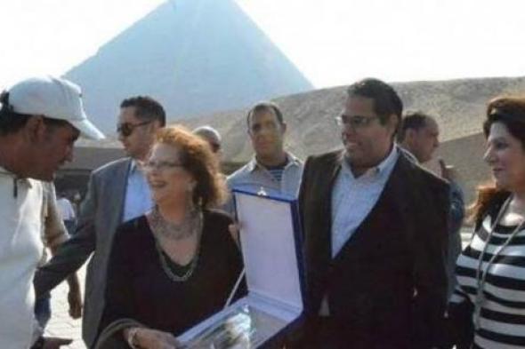 صورة- تكريم الممثلة العالمية كلوديا كاردينالي عند سفح الأهرامات
