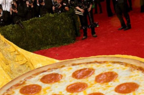 نجمات ارتدين أزياء تشبه الأطعمة.. من الأطعم؟