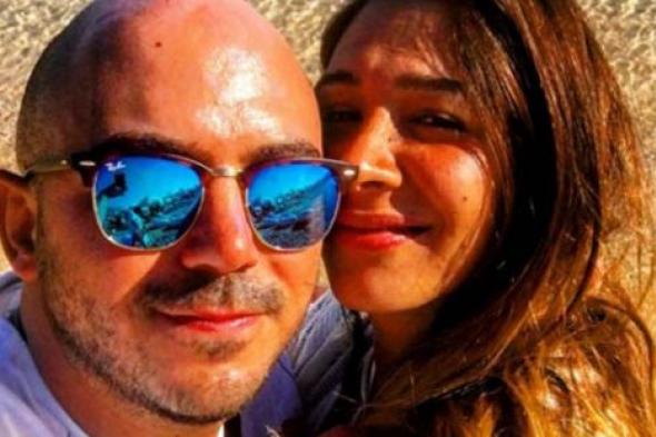 صورة- محمود العسيلي يستمتع برحلة بحرية مع عروسه في شهر العسل