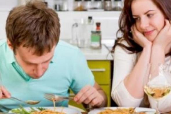 دراسة: الرجال يأكلون أكثر بصحبة النساء
