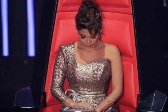 نداء شرارة تُجبر شيرين على ترك كرسي The Voice لتمطرها بالورود