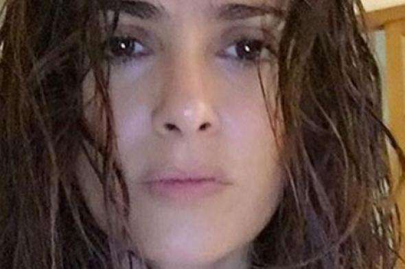 صورة- هكذا تبدو سلمى حايك بدون مساحيق تجميل
