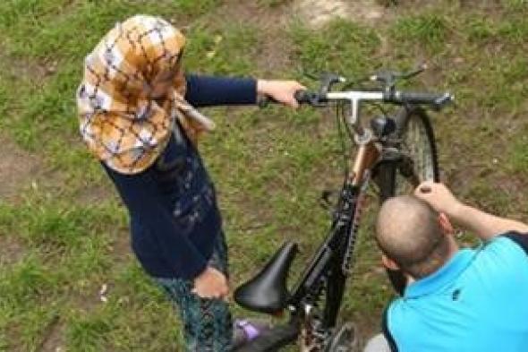 سوريّات يركبن الدراجات الهوائية في أوروبا