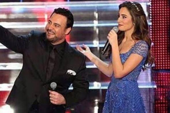 بالصور- عاصي الحلاني يلتقط "سيلفي" مع فريقه ليفاجئ إيميه صياح بتقبيل يدها