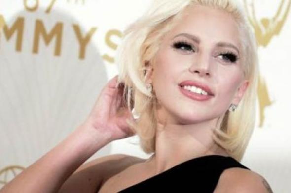 بالفيديو- ليدي جاجا باكية عقب نيلها لقب "إمرأة 2015": طالما رغبت ألا أعامل بجسدي