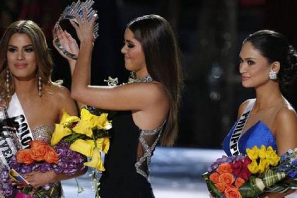 بالصور والفيديو- مقدم حفل ملكة جمال الكون 2015 يتوج الفائزة الخطأ!