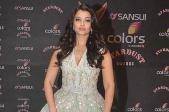 #شرطة_الموضة- آيشواريا راي بإطلالة رقيقة ورشيقة في حفل Stardust Awards 2015