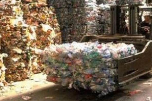 تونسيات يكسبن الرغيف من جمع القمامة