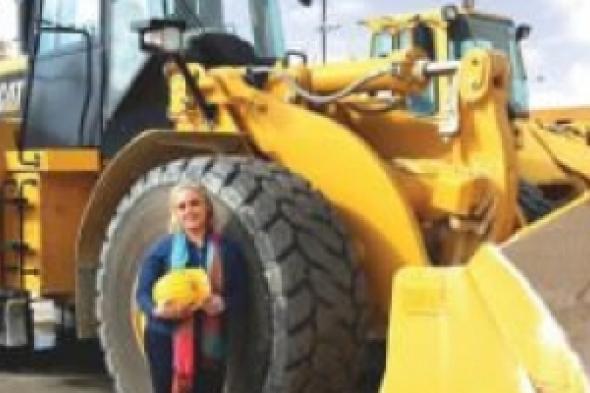 نور الحوامدة..أول مهندسة أردنية تحصل على شهادة متخصصة بالأليات الثقيلة