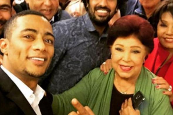 بالصور- محمد رمضان يجتمع بأبطال وبطلات مسلسله الجديد "الأسطورة"