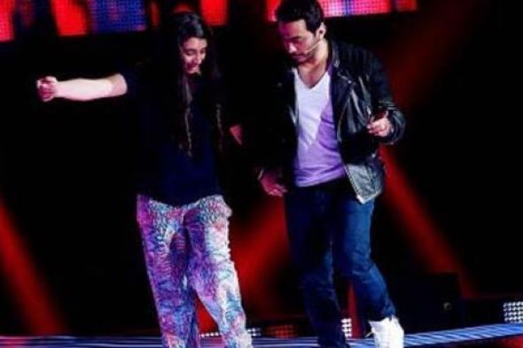 طفلة فلسطينية تعلم تامر حسني الدبكة على مسرح The Voice Kids