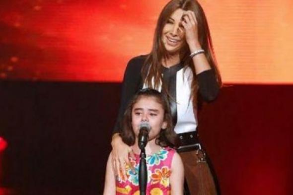 طفلة سورية تؤثر بحكام The Voice Kids.. وتامر حسني محاولا إقناعها بالانضمام له: كلك نظر