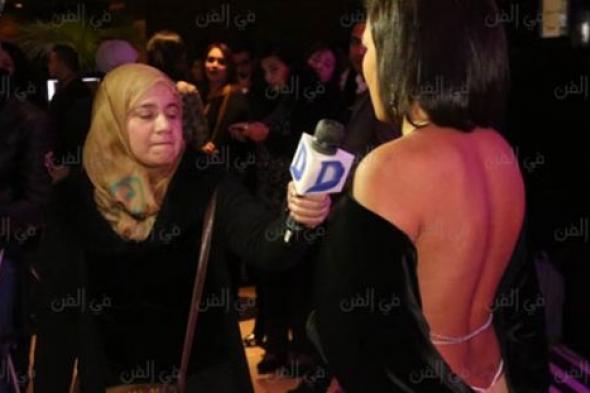 بالصور- ناهد السباعي تتحدى البرد وترتدي فستانا يكشف "تاتو" ظهرها