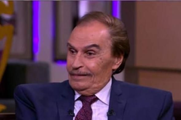 بالفيديو- عزت العلايلي يفشل في التعرف على نفسه بأول مشهد له في السينما