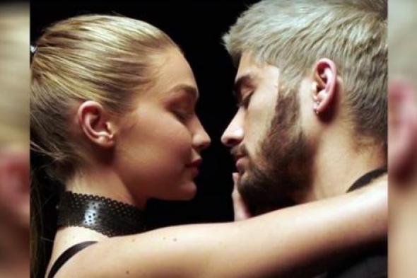 زين مالك يستعين بحبيبته الفلسطينية جيجي حديد في أول أغانيه المصورة المنفردة PILLOWTALK