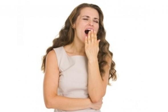 لماذا تتثاءب النساء أكثر من الرجال؟