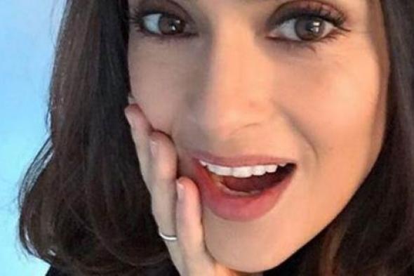 صورة- بعد نقلها بسرعة إلى المستشفى.. سلمى حايك تقع في موقف محرج بسبب ملابسها "غير الملائمة"