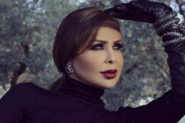 #شرطة_الموضة- في إطلالة غريبة.. عناكب تسير على ساق رولا سعد